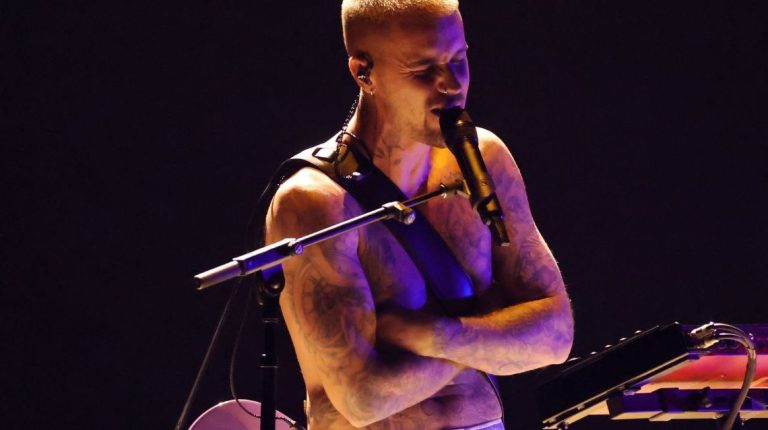 Justin Bieber chama atenção no Grammy com performance intimista de “Yukon”